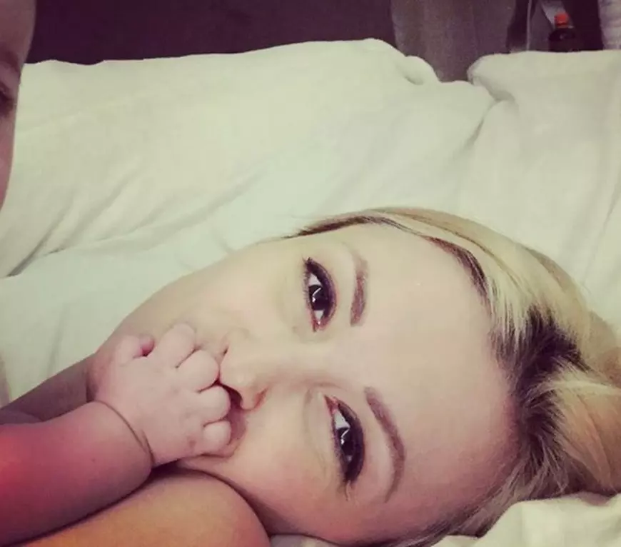 Andreea Bălan, fotografiată alături de fiica ei. “Este cea mai dulce”