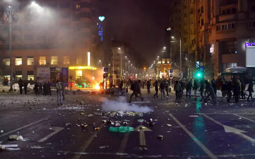 Huliganii din Piața Victoriei sunt ”vânați” de anchetatori