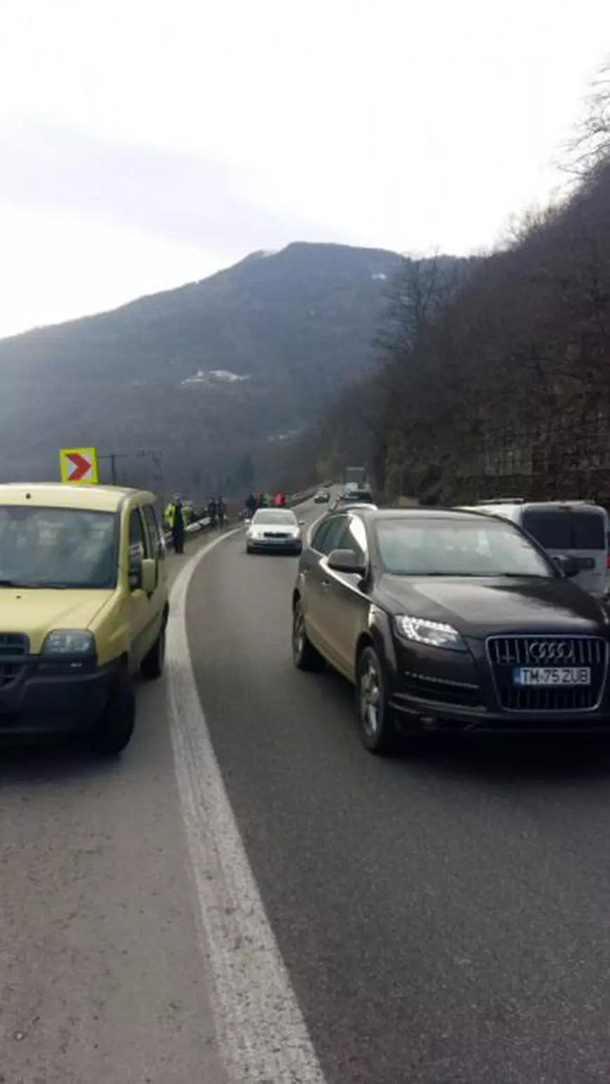 Accident pe Valea Oltului. Un camion s-a răsturnat pe calea ferată