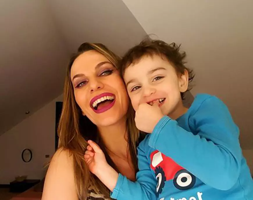 Cum își fac de cap Anna Lesko și fiul ei. Singuri acasă, dansează, pictează și se distrează!