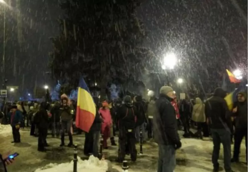 Brașovenii protestează în timp ce ninge sursă foto: mytex.ro