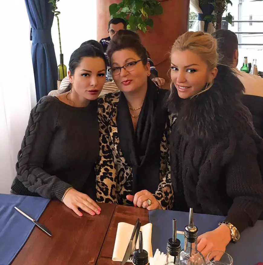 Brigitte Sfăt, alături de mama sa, Sanda, și sora ei, Cristina