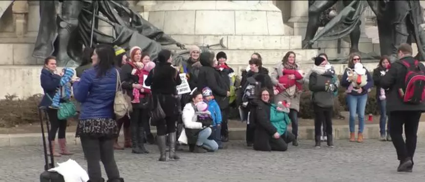 Imagini de la proteste: Zeci de mame au ieșit împreună cu bebelușii lor să protesteze în Cluj