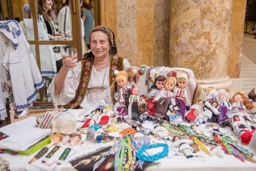 Vinde mărţişoare handmade pentru a ajuta o femeie bolnavă de cancer