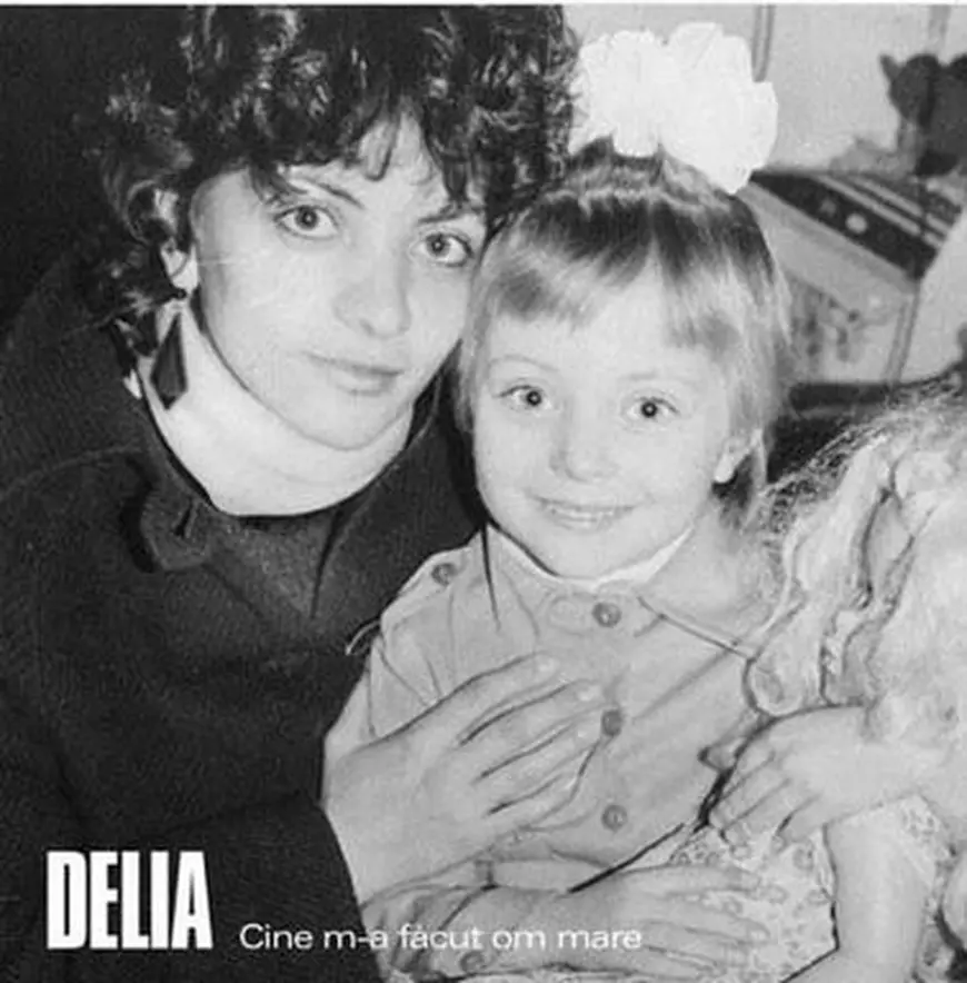 Delia, când era mică, alături de mama sa, Gina Matache