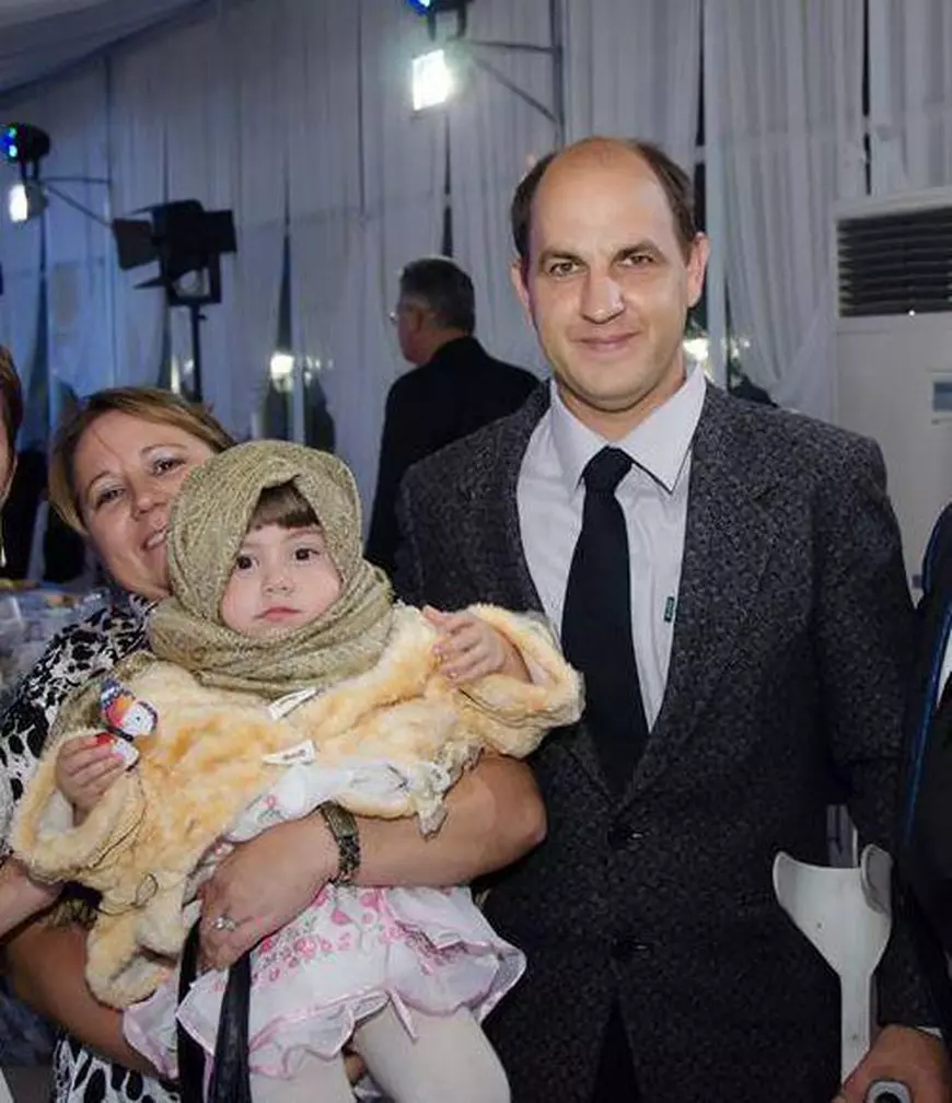 Imagini de la proteste: Un bărbat cu piciorul amputat a protestat în cârje la Ploiești