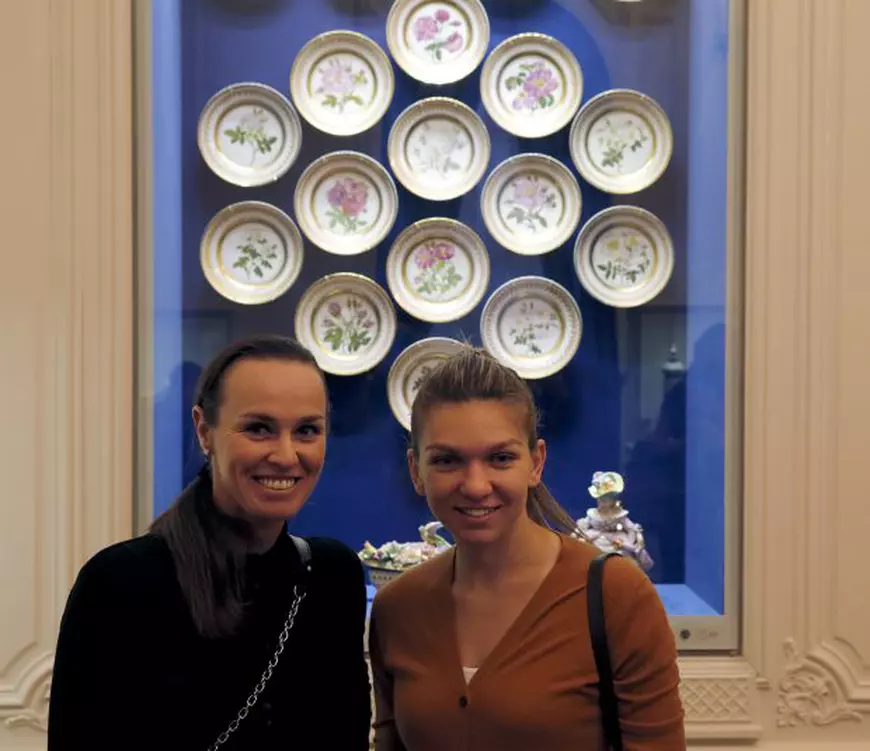epa05762974 Tennis players Martina Hingis (L) of Switzerland and Simona Halep (R) of Romania, participants of the St. Petersburg Ladies Trophy 2017 tennis tournament, pose for photographers during their visit to the Faberge Museum in St.Petersburg, Russia, 31 January 2017. EPA/ANATOLY MALTSEV