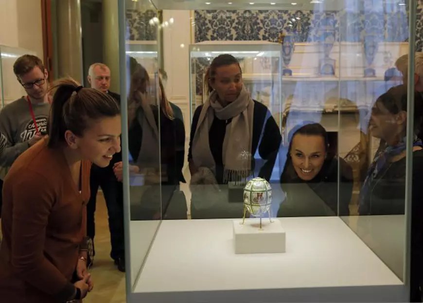 epa05762973 Tennis players Martina Hingis (R) of Switzerland and Simona Halep (L) of Romania, participants of the St. Petersburg Ladies Trophy 2017 tennis tournament, visit the Faberge Museum in St.Petersburg, Russia, 31 January 2017. EPA/ANATOLY MALTSEV