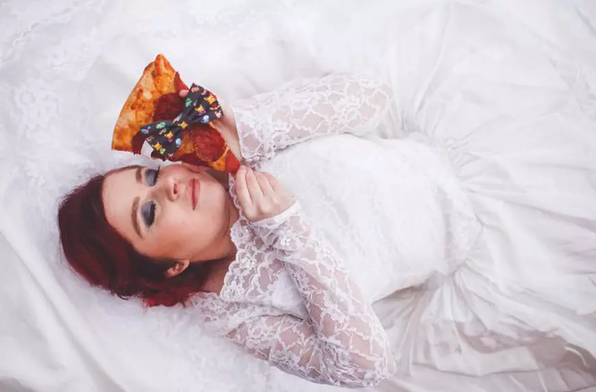 O tânără s-a căsătorit cu pizza