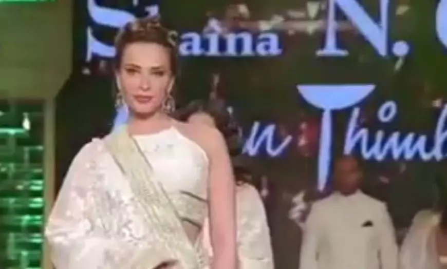 Iulia Vântur face furori în India. A defilat pe podium îmbrăcată în sari | VIDEO