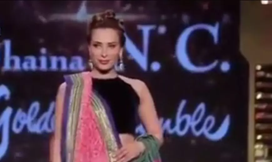 Iulia Vântur face furori în India. A defilat pe podium îmbrăcată în sari | VIDEO
