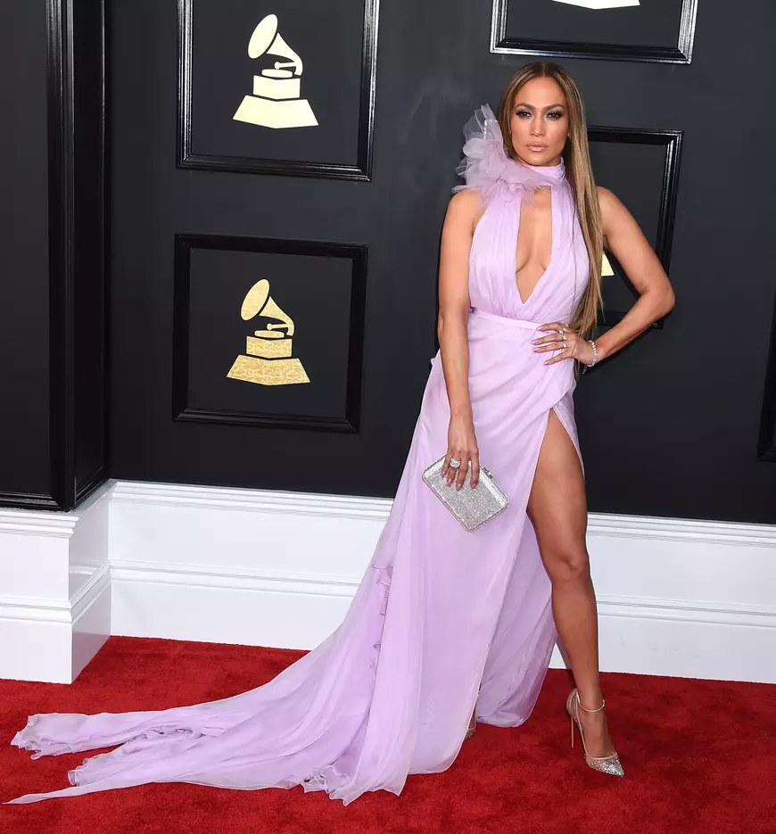 Celine Dion, seducătoare pe covorul roșu la premiile Grammy. Nici nu zici că are 48 de ani