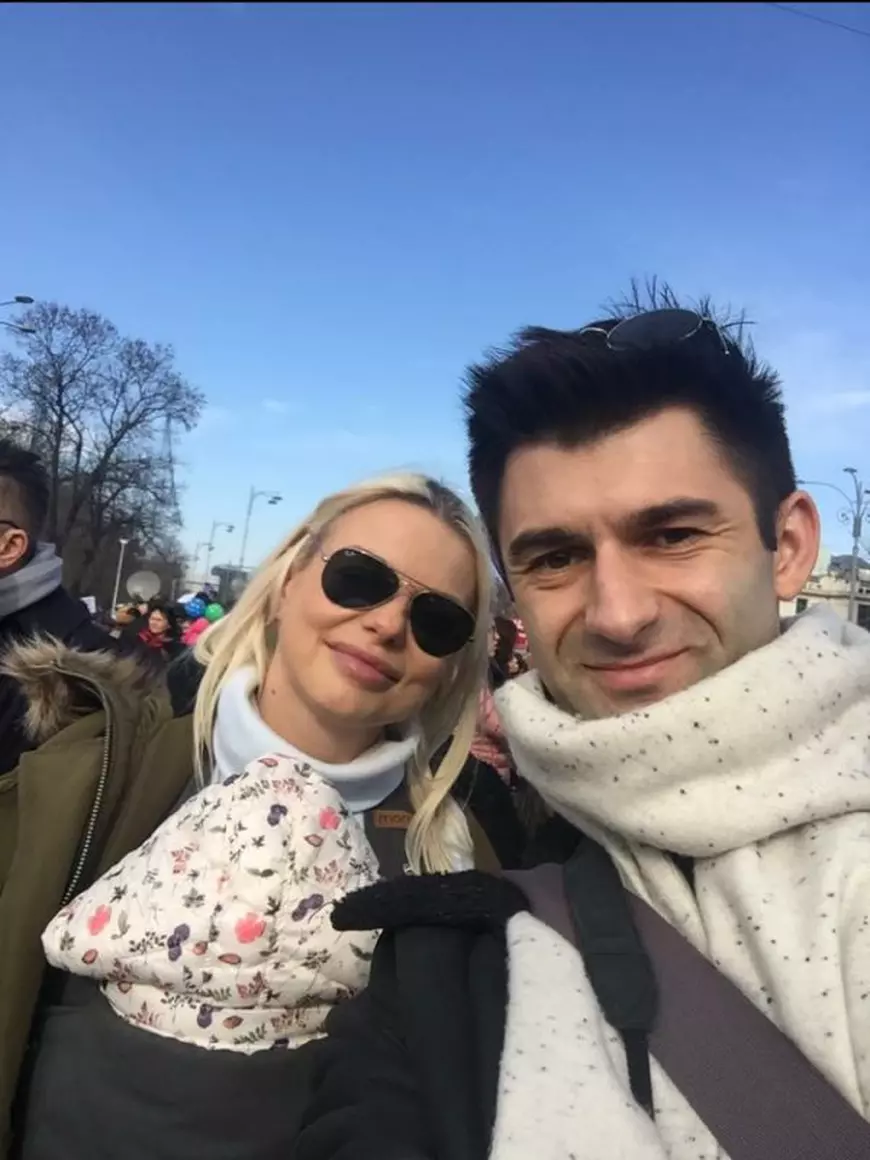 Jojo, la protest, alături de iubitul ei, Paul Ipate