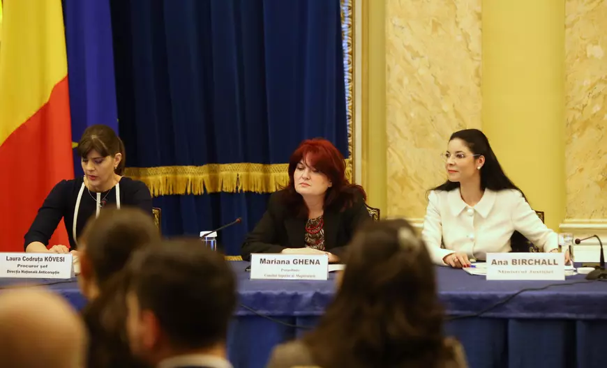Laura Codruța Kovesi, procurorul șef al Direcției Naționale Anticorupție (DNA), președintele Consiliului Superior al Magistraturii - Mariana Ghena și ministrul interimar al Justiției Ana Birchall. FOTO DE VLAD CHIREA