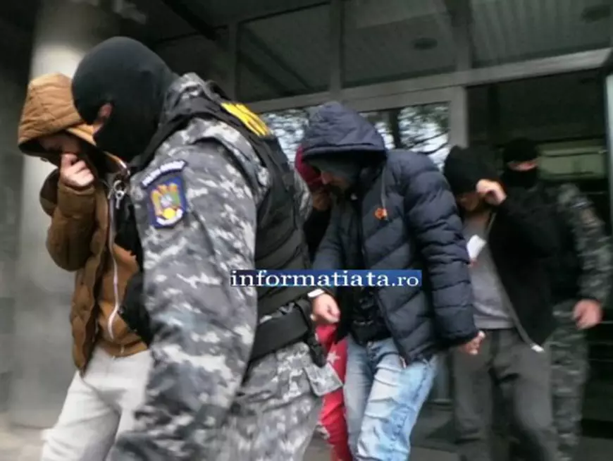 arestați după ce au falsificat contul Andreei Marin