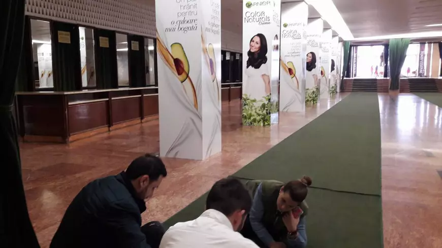 FOTO EXCLUSIV / Cătălin Măruță a trecut la munca de jos! Cum a fost surprins prezentatorul tv cu câteva ore înaintea primului spectacol al Andrei de la Sala Palatului!