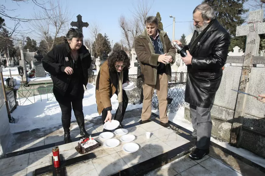 VIDEO EXCLUSIV/ Anca Pandrea și-a aniversat ziua la mormântul lui Iurie Darie! ”Cheamă-mă să vin, să mă iei mai repede în brațe”