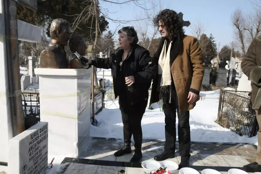 VIDEO EXCLUSIV/ Anca Pandrea și-a aniversat ziua la mormântul lui Iurie Darie! ”Cheamă-mă să vin, să mă iei mai repede în brațe”