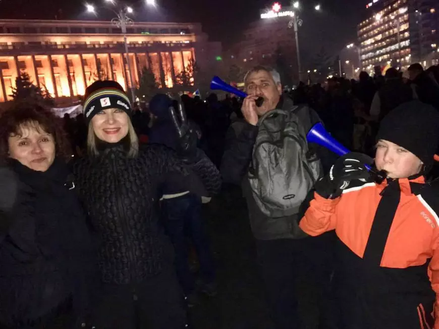 Creatoarea de modă Romanița Iovan a protestat joi seară în piață, alături de un grup de amici și de fiul ei, Albert