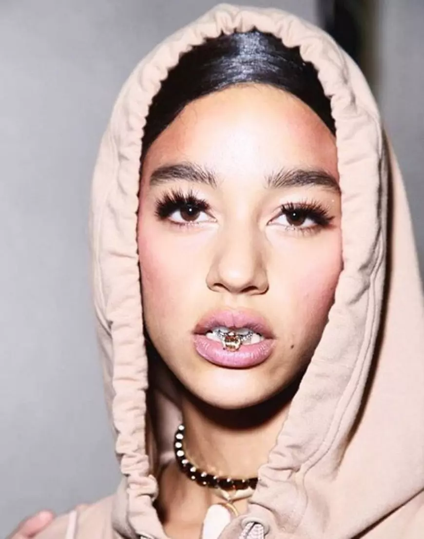 Rihanna își lansează o colecție de produse cosmetice