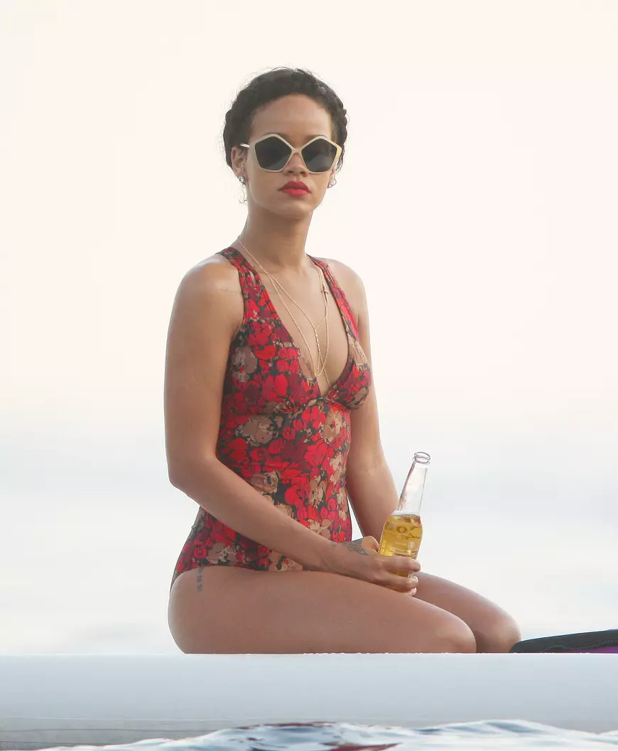Rihanna a căzut în patima alcoolului? Artista este surprinsă tot mai des cu sticla la gură