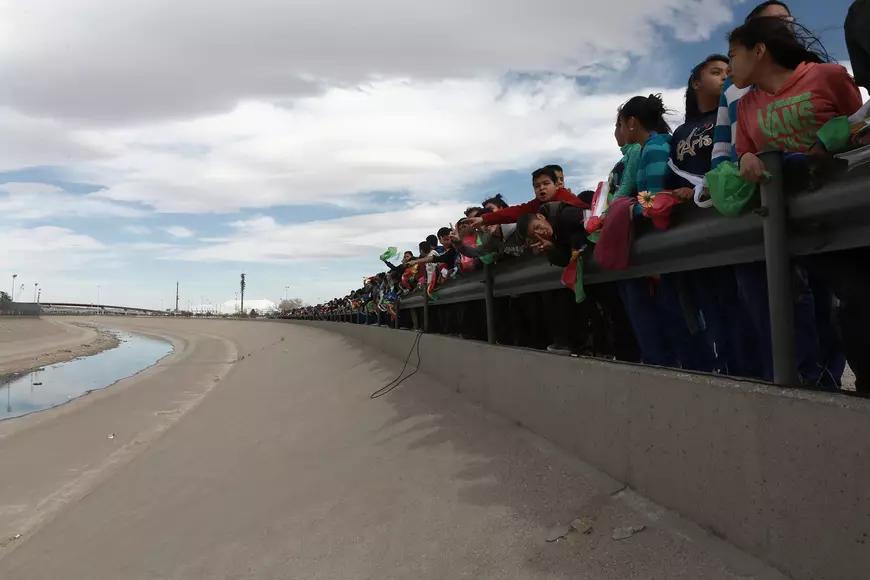 ”Zid uman” la granița dintre Mexic și SUA, în semn de protest față de politica lui Trump privind imigrația