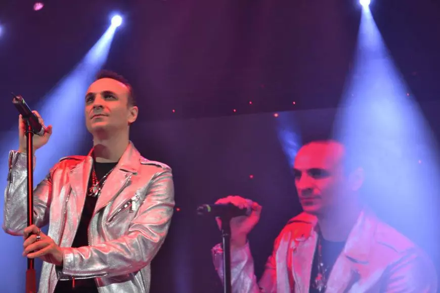 Solistul grupului Direcția 5, Cristi Enache, a împlinit 41 de ani. Aniversează tot burlac!