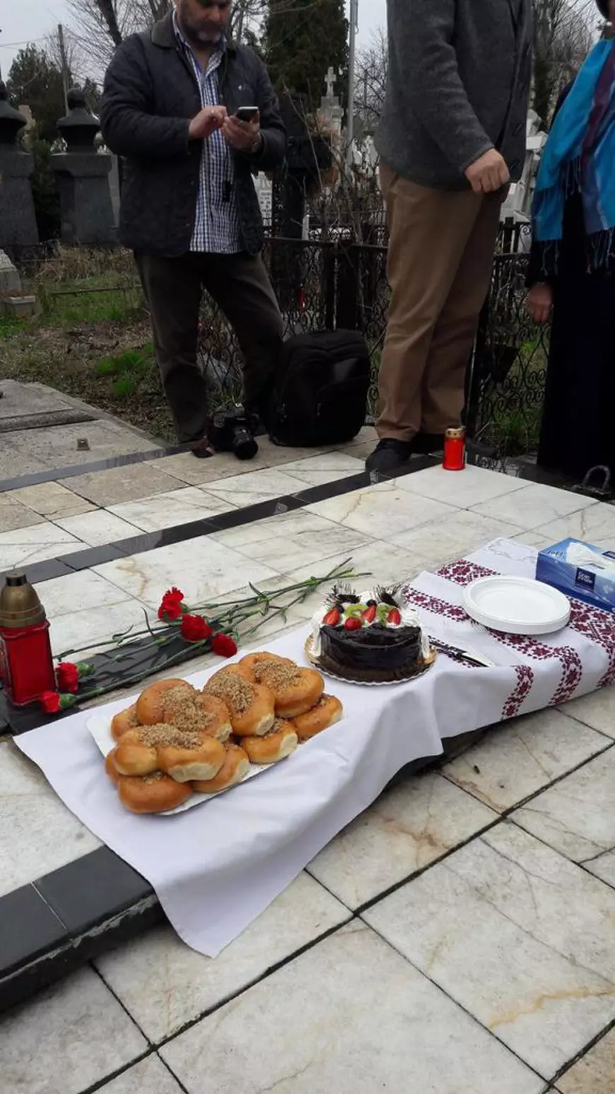 Iurie Darie ar fi împlinit azi 88 de ani. Anca Pandrea și-a sărbătorit la mormânt, cu mucenici, soțul mort | FOTO EXCLUSIV