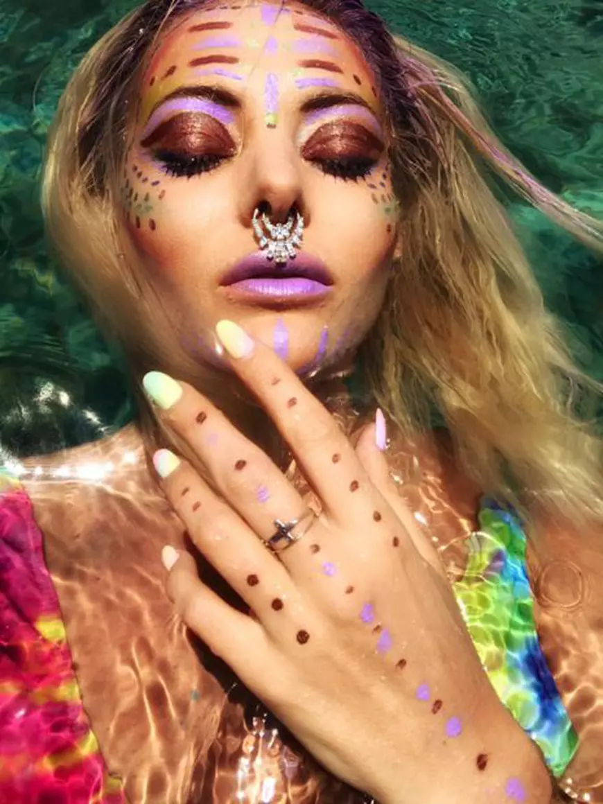 Delia și-a pus cercel în nas. 