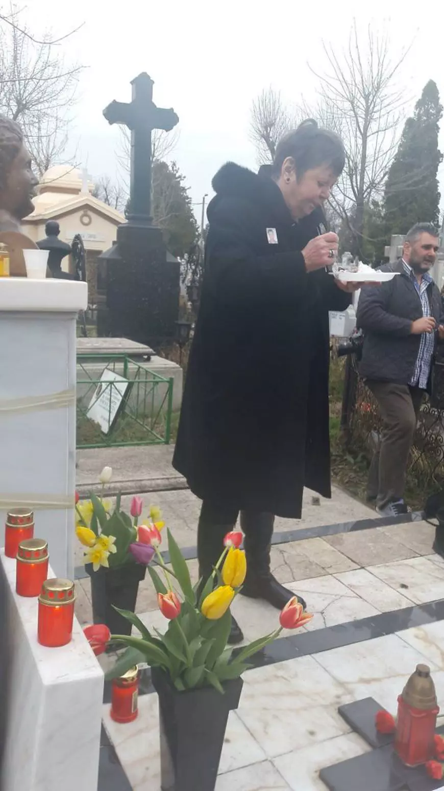 Iurie Darie ar fi împlinit azi 88 de ani. Anca Pandrea și-a sărbătorit la mormânt, cu mucenici, soțul mort | FOTO EXCLUSIV