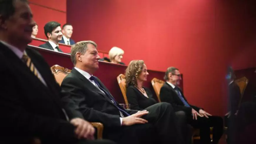 Președintele Iohannis, spectator la piesa ”Caramitru-Mălăele, câte’n lună și în stele”, de la Teatrul Național