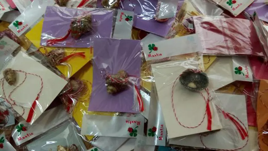 O elevă a donat 100 de mărțișoare făcute de mânile ei