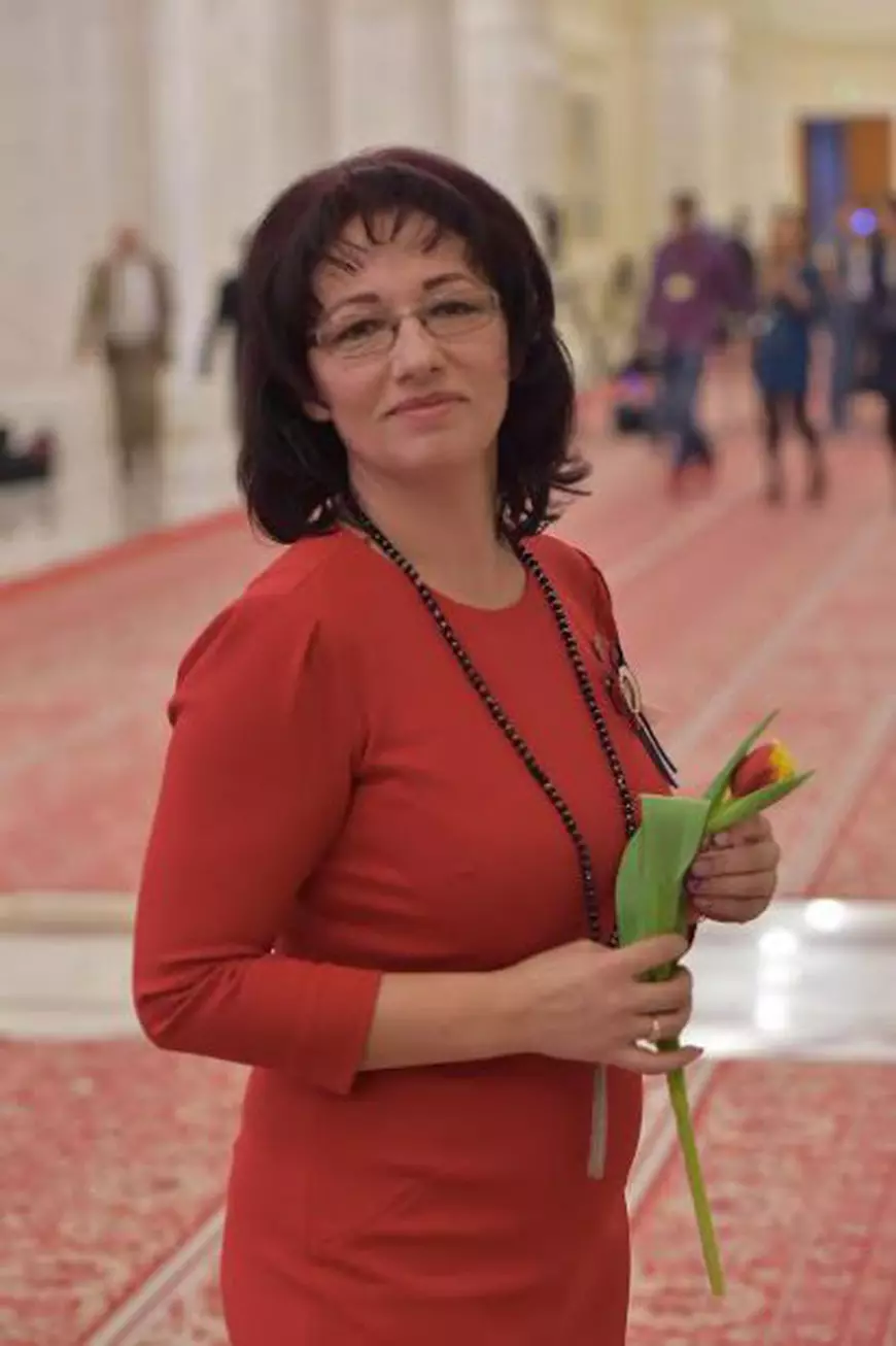 Alesele neamului au primit flori și mărțișoare de la colegi; Opoziția și Puterea au lăsat deoparte rivalitățile