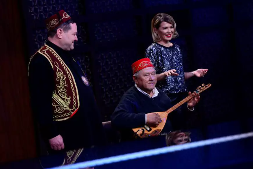 Un tătar get-beget din Dobrogea îi va trezi lui chef Scărlătescu cele mai frumoase amintiri din copilărie, însoțite de muzică live în platou