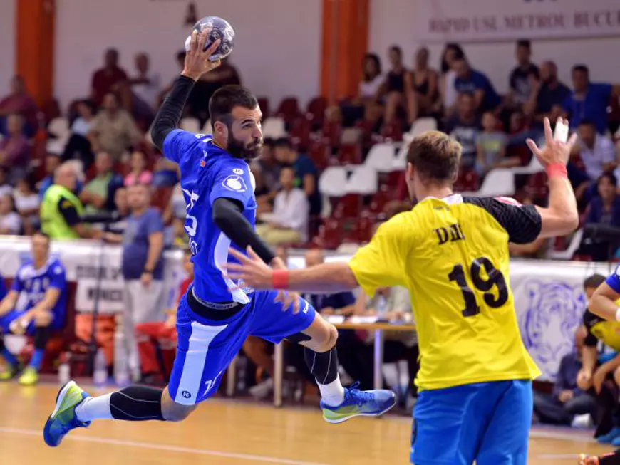 Javier Humet (în albastru) înscrie goluri și pe terenul de handbal, și în afara lui. (FOTO: HEPTA)
