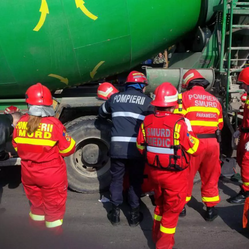 Un bărbat de 82 de ani, accidentat de o betonieră în sectorul 6. Traficul blocat în Drumul Taberei