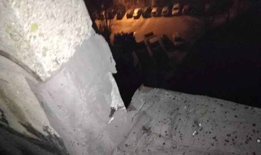 UPDATE / Dosar penal după ce o adolescentă din Sibiu a căzut de pe acoperișul unui bloc, în timp ce își făcea un selfie. Pelerinaj la locul tragediei