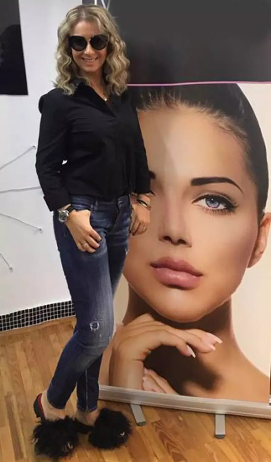 Anamaria Prodan, cu părul lung și ondulat.