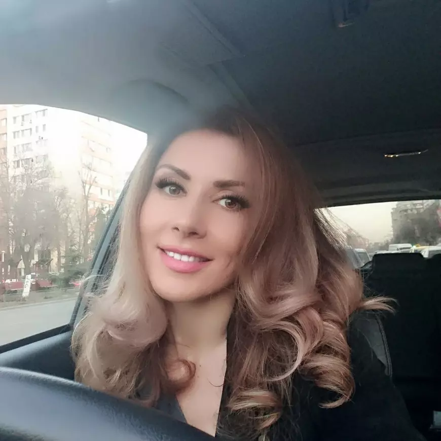Carmen Brumă vrea să se facă blondă. Prin ce transformare de look a trecut