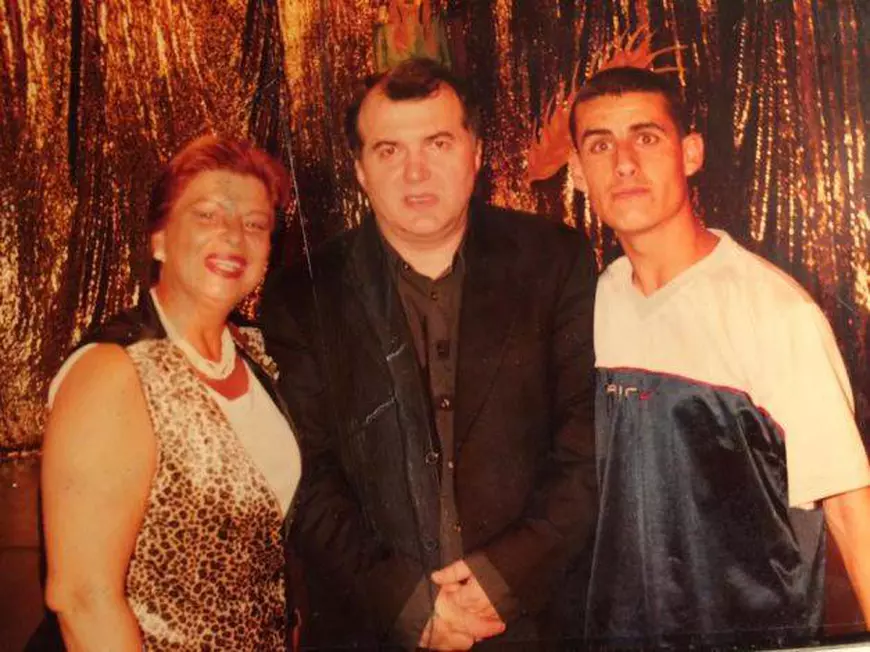 Cum arăta Florin Călinescu în urmă cu aproape 20 de ani. Imagine de arhivă cu actorul pe vremea când prezenta "Chestiunea zilei"