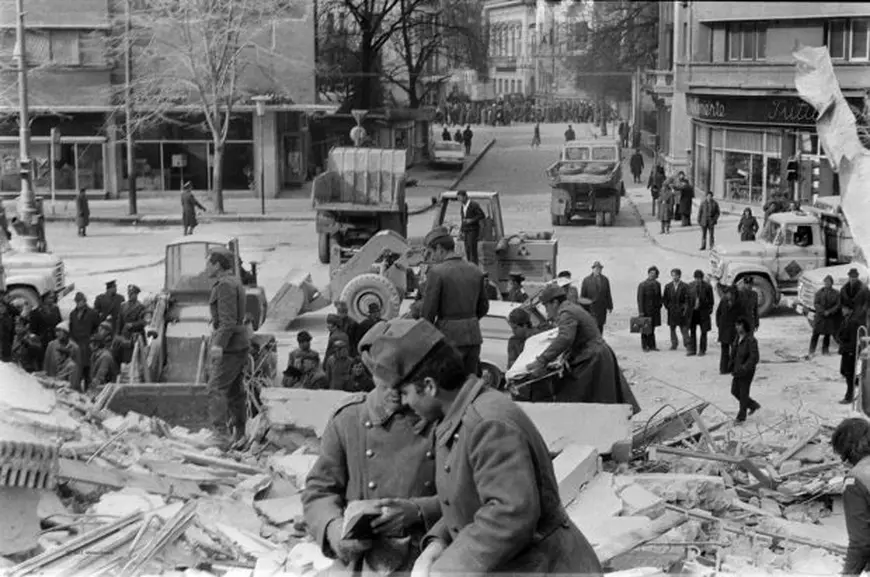 VIDEO EXCLUSIV / Un fotograf al cutremurului, despre cutremurul din 1977: ”Trunchiul unei femei, fără cap şi picioare, atârna pe marginea cupei”