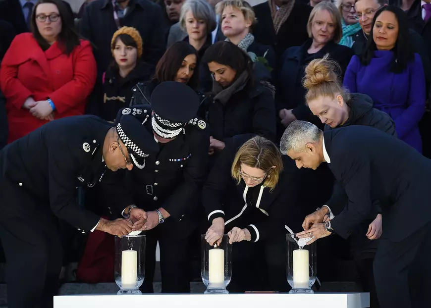 Mii de britanici au aprins lumânări în Piața Trafalgar, în memoria victimelor atentatului | FOTO