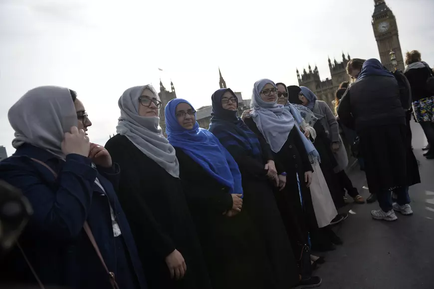 Lanț uman pe podul Westminster. Gestul făcut de mai multe femei musulmane | FOTO