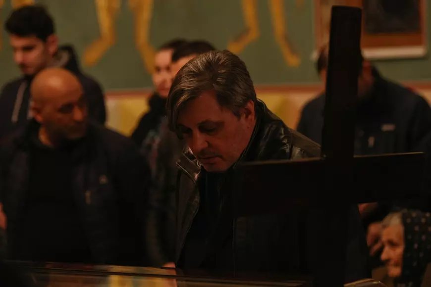 Soțul Ilenei Ciuculete, copleșit de durere! A clacat în capelă, la căpătâiul artistei/ FOTO EXCLUSIV