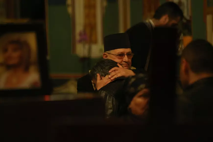 Soțul Ilenei Ciuculete, copleșit de durere! A clacat în capelă, la căpătâiul artistei/ FOTO EXCLUSIV