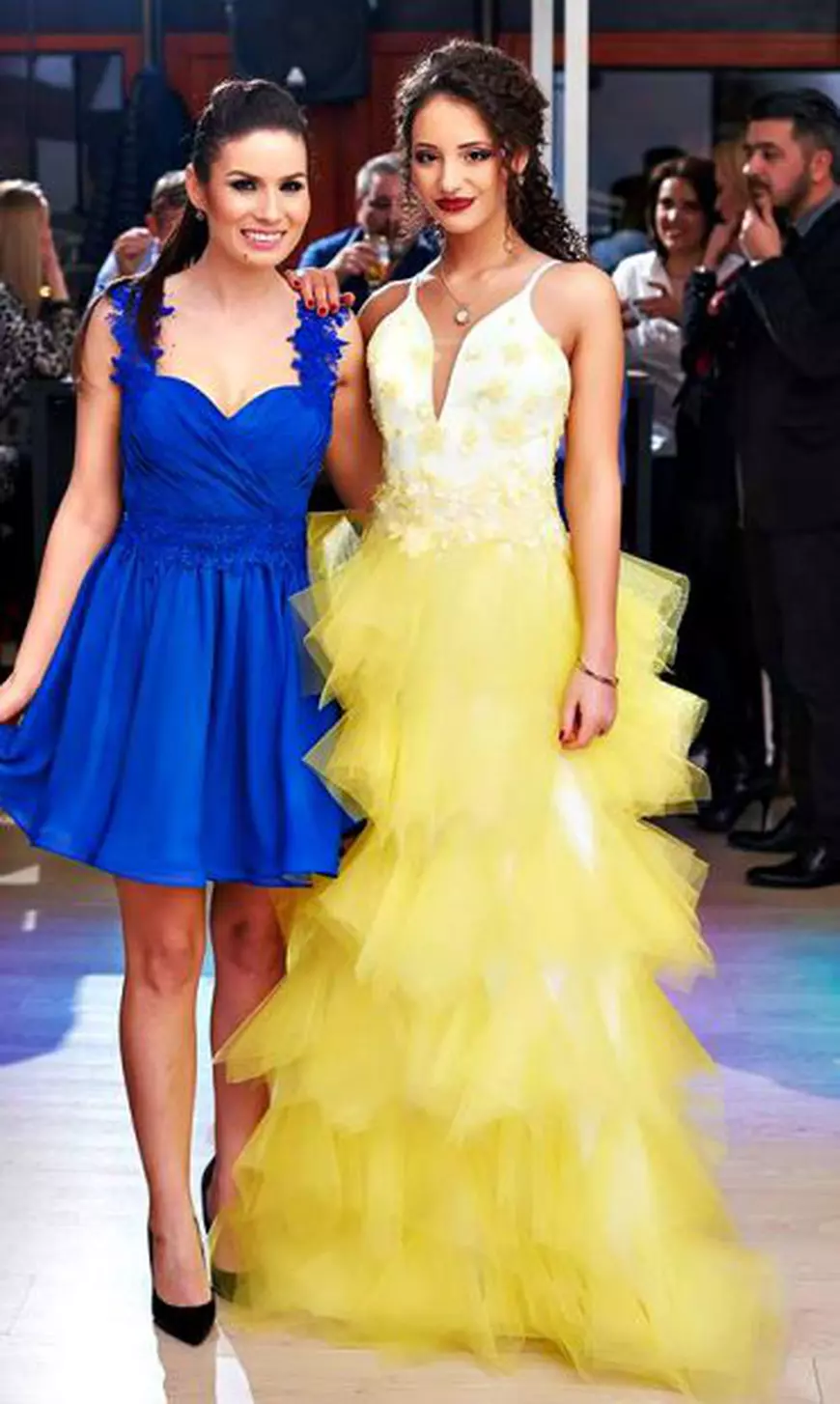 FOTO Folclorista Daniela Ploia are stofă de manechin! A făcut senzație la o prezentare de modă