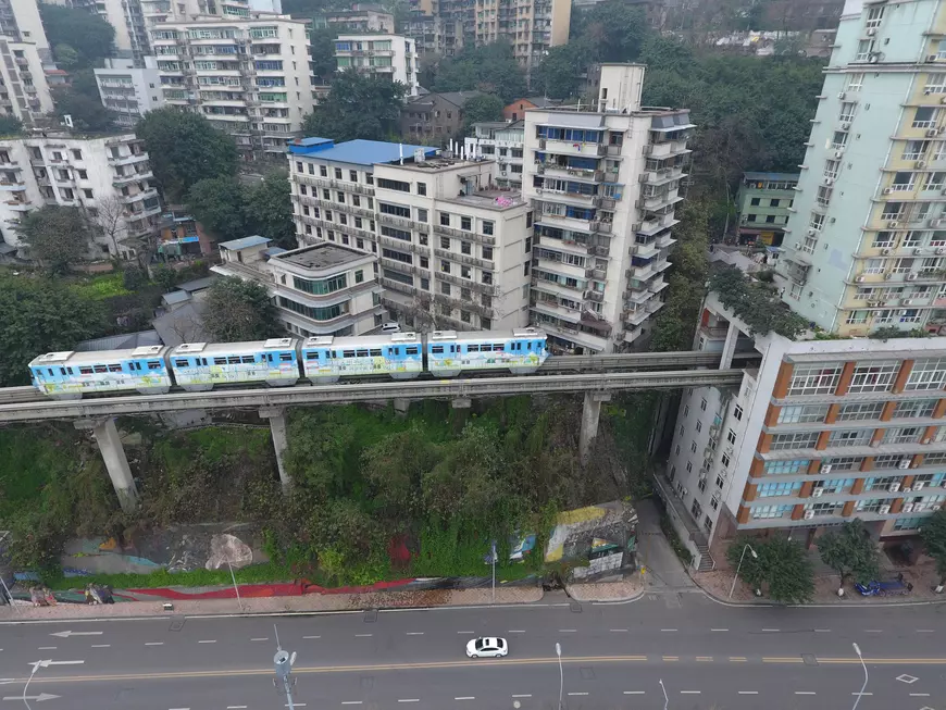 Un tren traversează un bloc cu 19 etaje. Construcția din China care a uimit întreaga lume