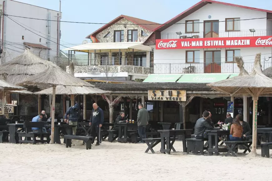 EXCLUSIV / Pleci la mare? Ia-ți pachețelul cu mâncare! Minivacanța de 1 mai a început cu stângul pentru turiștii din Vama Veche și Mamaia