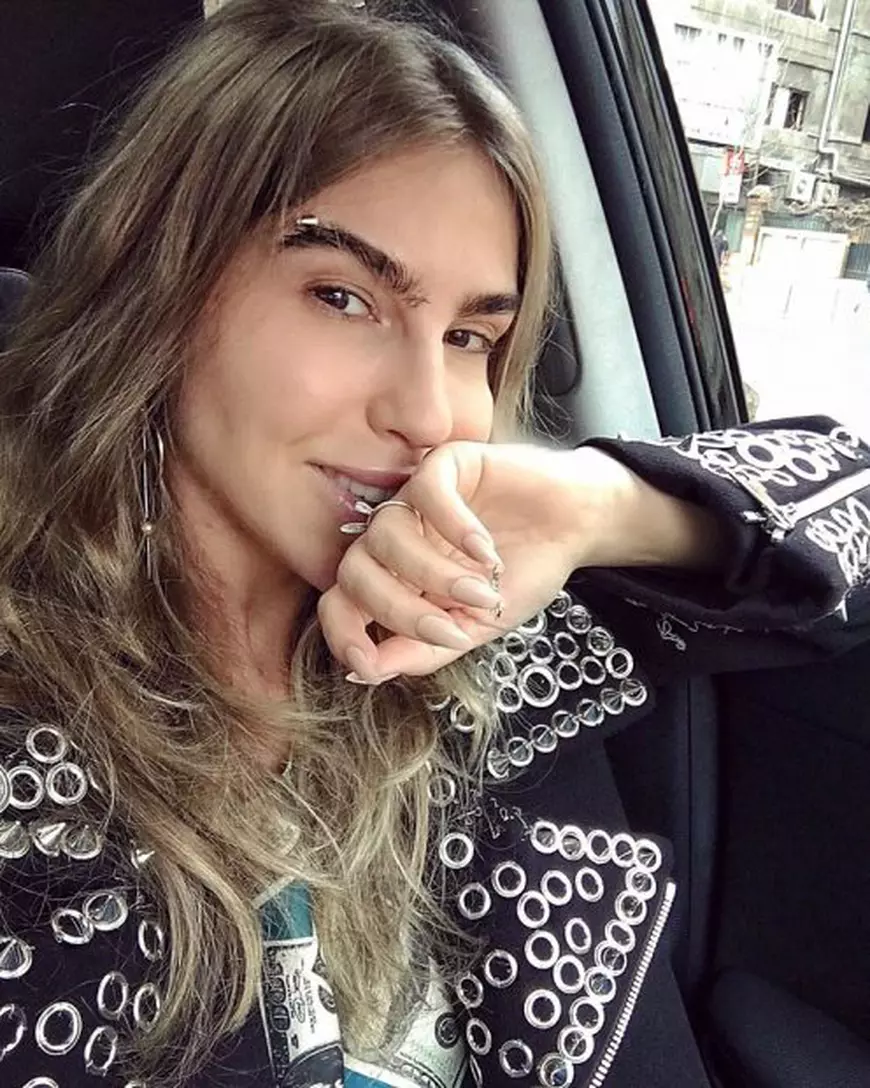 Sprâncenele Corinei Bud au creat isterie în rândul fanilor. “Groaznic. De ce ai face așa ceva?”