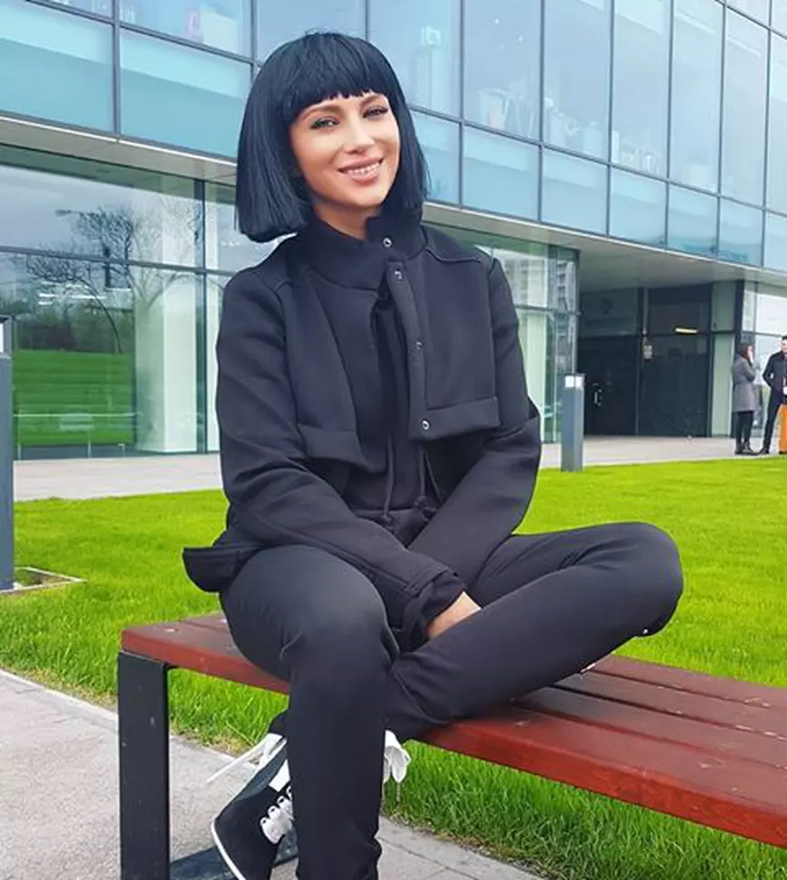 Lora și-a făcut breton și s-a tuns. 